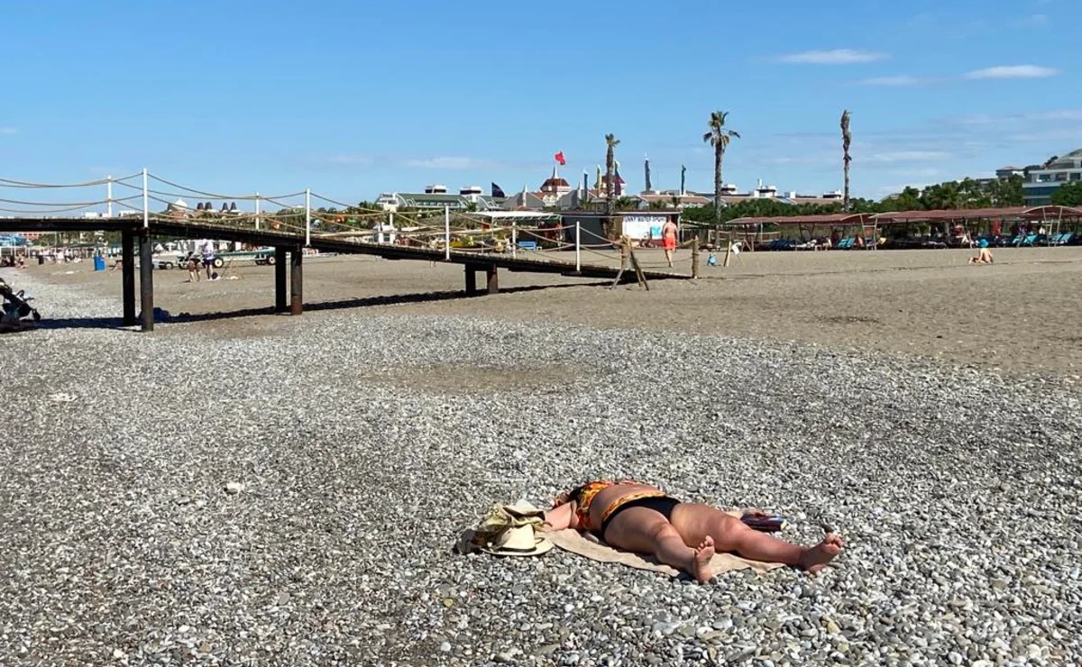 Девушки топлесс и их голые сиськи на пляже - ню видео вуайериста